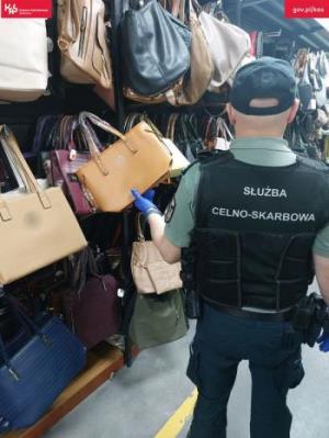 Podróbki o wartości blisko 4 mln zł zatrzymała KAS w markecie chińskim w Sulechowie